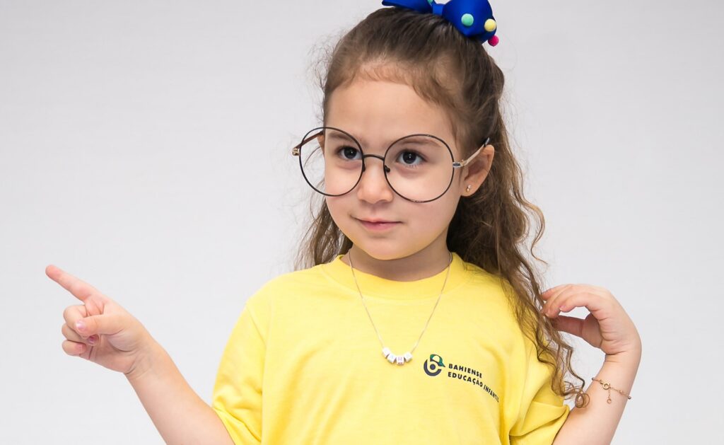 Aluna da Educação Infantil posando para a foto