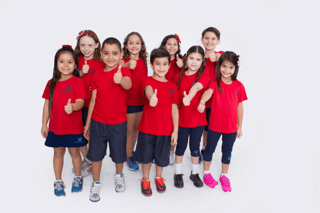 Grupo de alunos uniformizados do Ensino Fundamental posando para foto