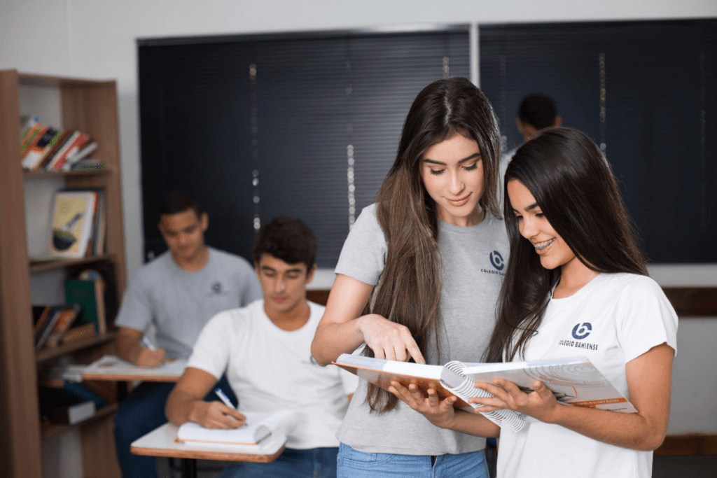 Alunos do Colégio Bahiense em sala de aula estudando