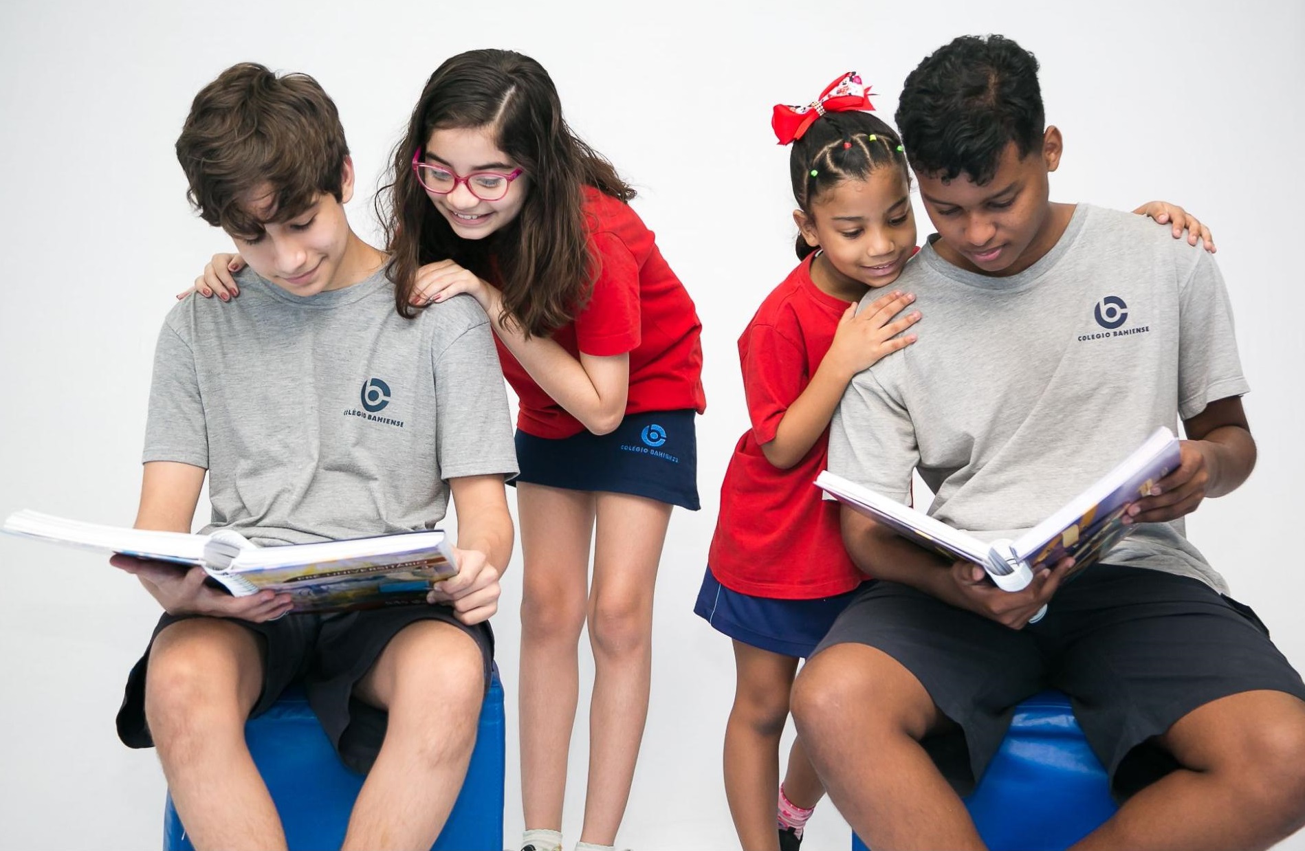 Alunos do Colégio Bahiense lendo um caderno de anotações