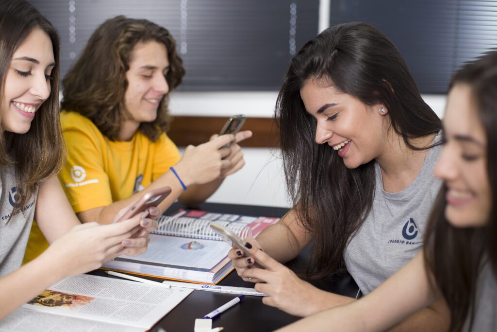 Grupo de adolescentes mexendo no celular