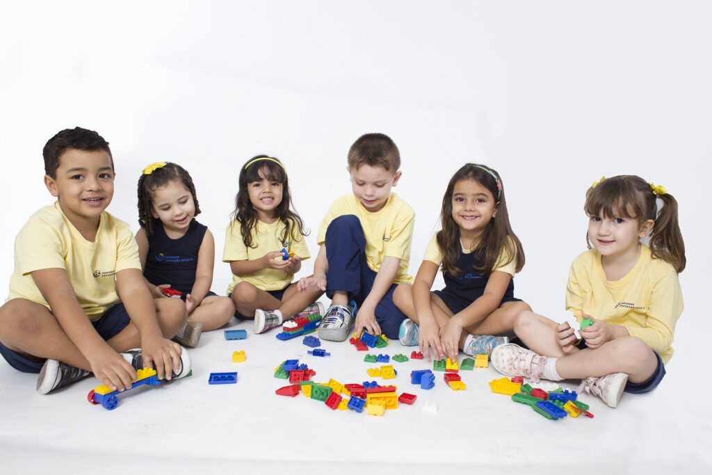 Alunos da Educação Infantil brincando com Lego