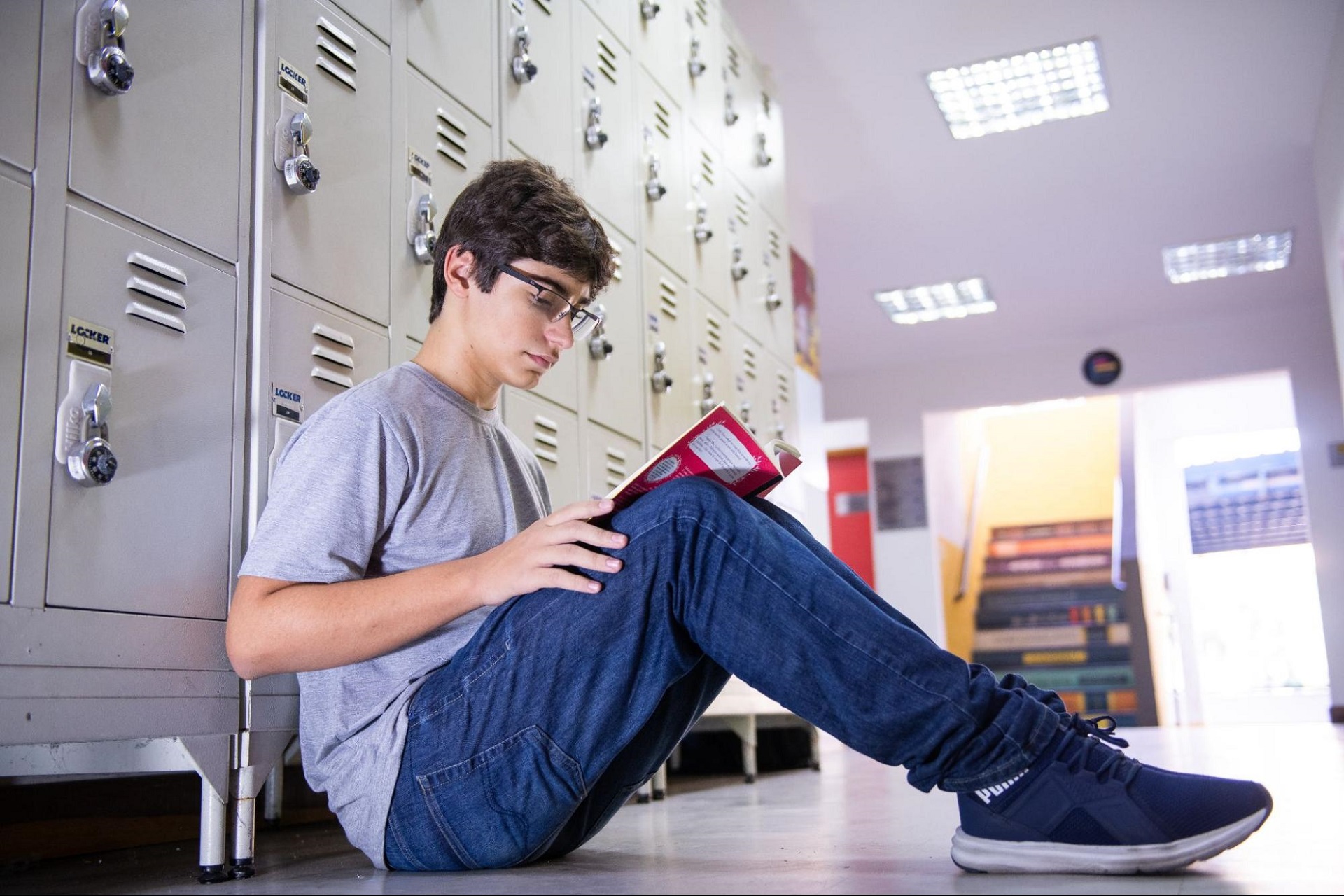 Adolescente lendo livro