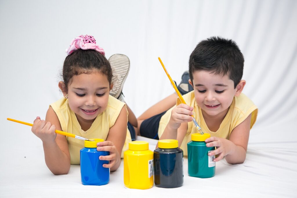 Crianças brincando de pintura para aprimorar o desenvolvimento infantil