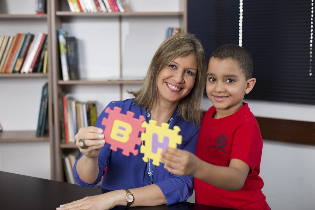 Professora com criança na escola