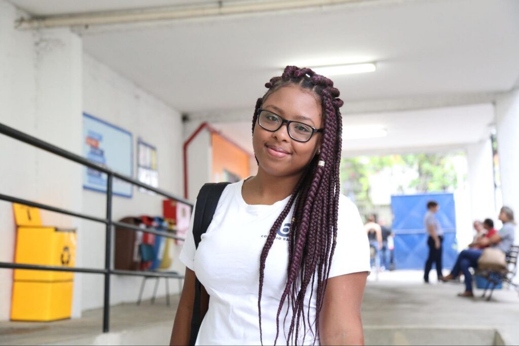 Adolescente na escola se preparando para o vestibular