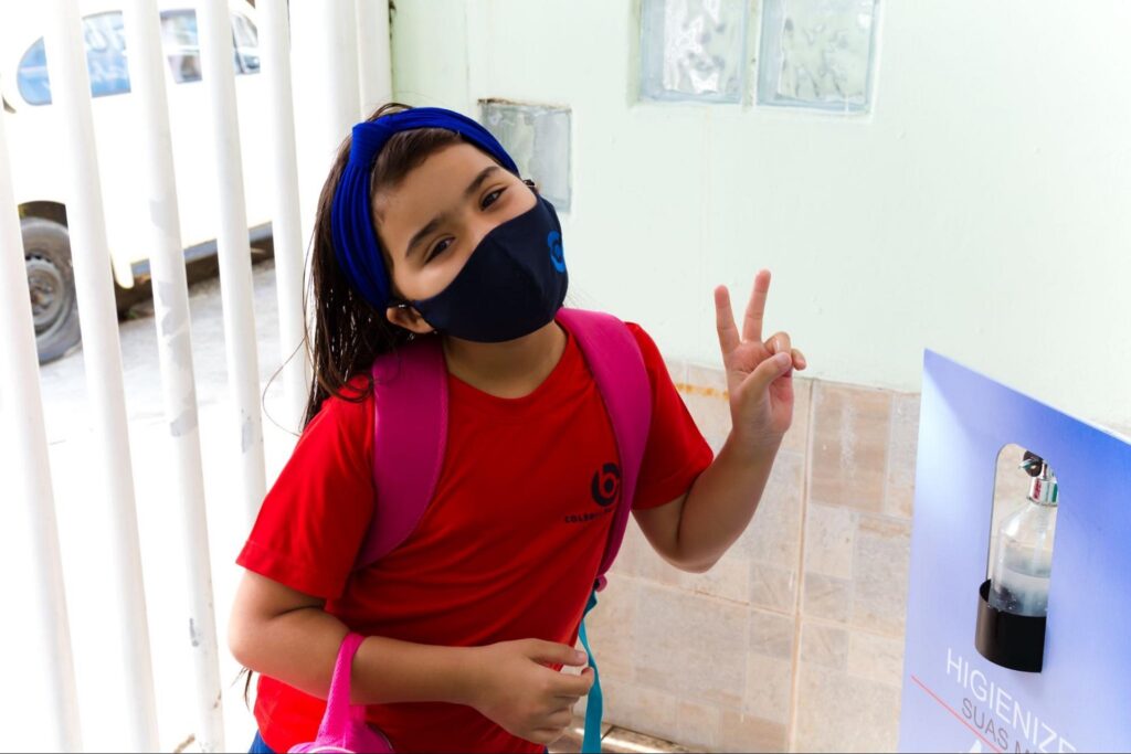 Criança feliz entrando na escola