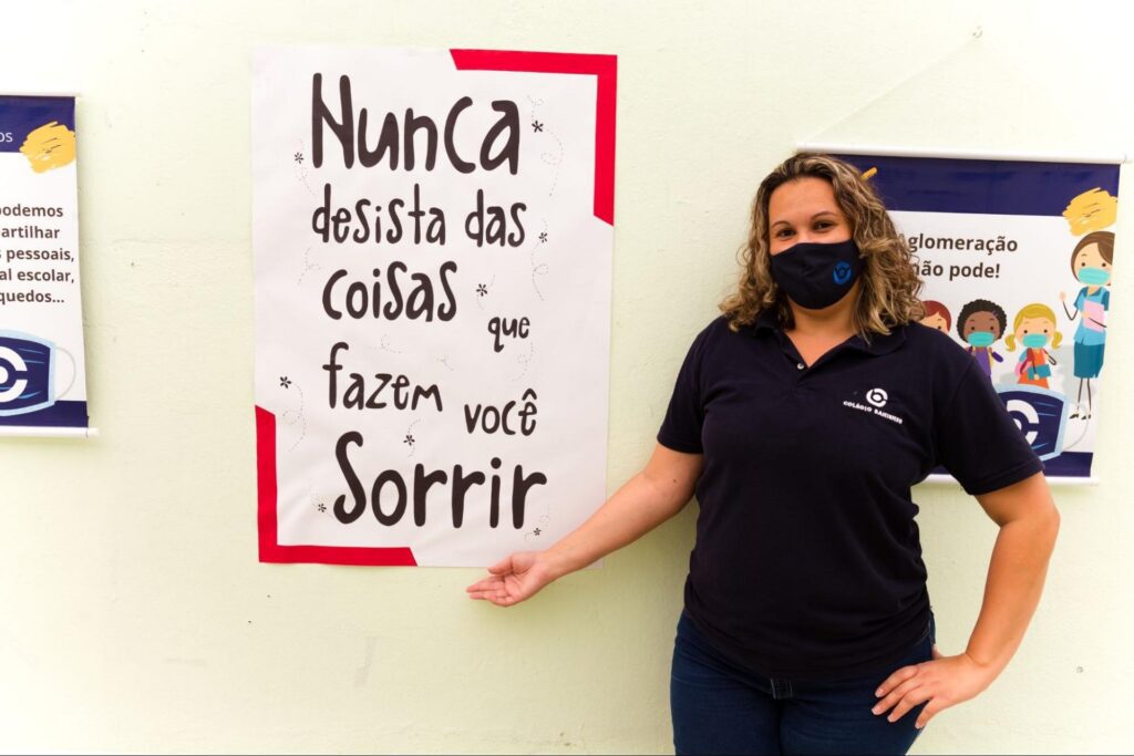 Professor na escola com frase de motivação