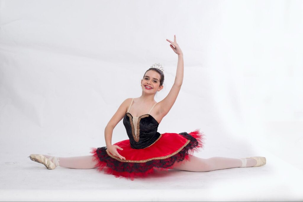 menina feliz dançando ballet