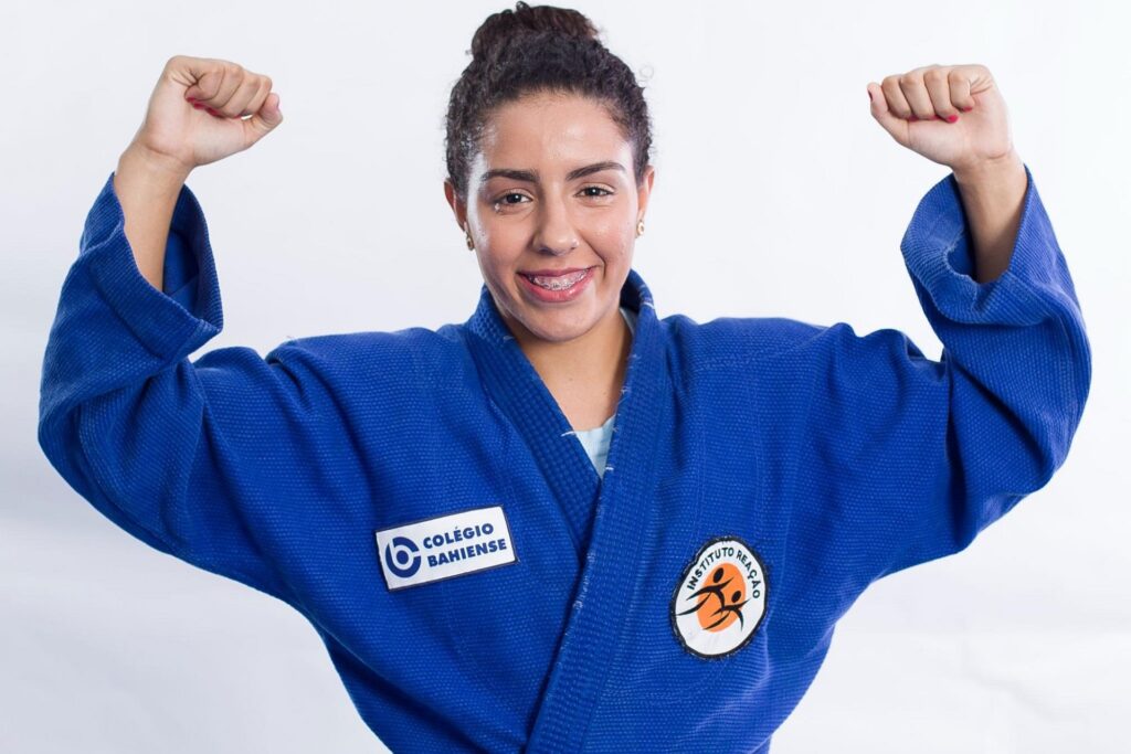 atleta de judô praticando o esporte na escola