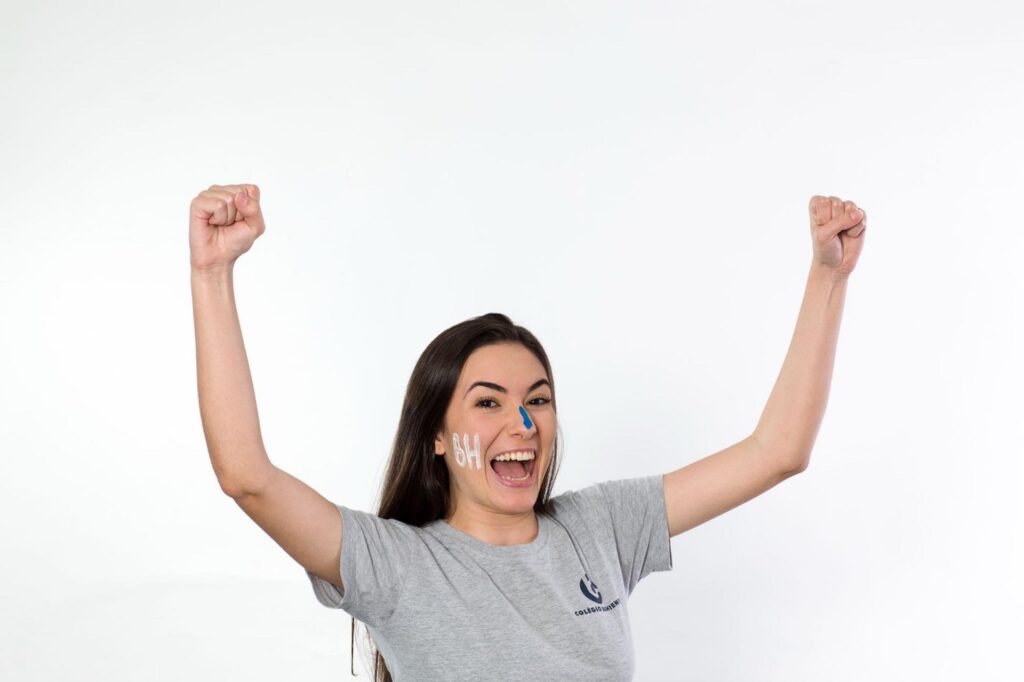 menina comemorando a aprovação no vestibular