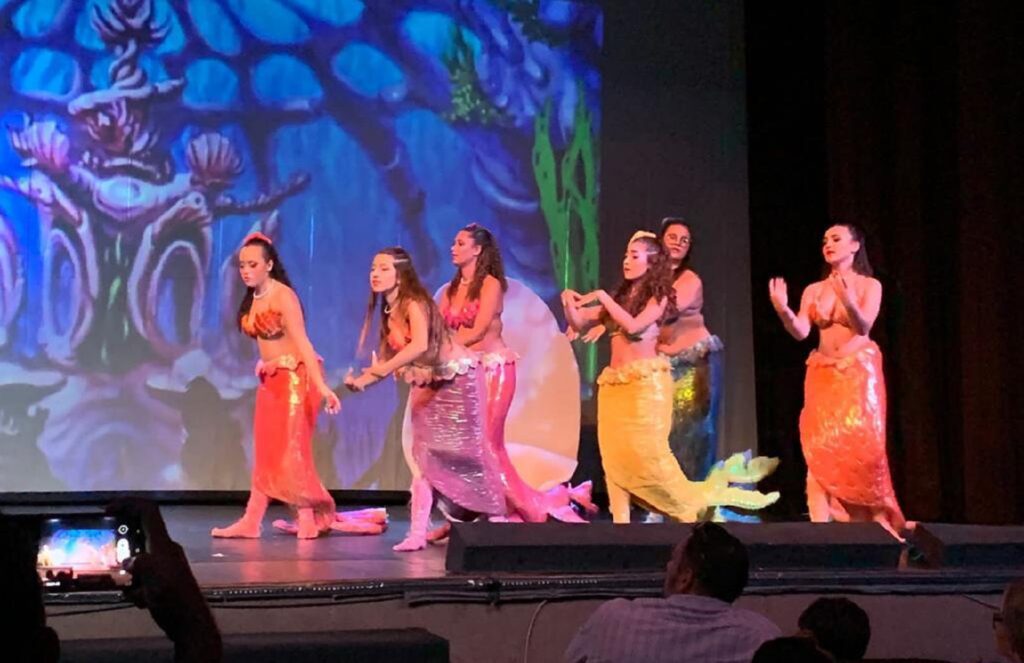 meninas representando sereias no teatro na escola