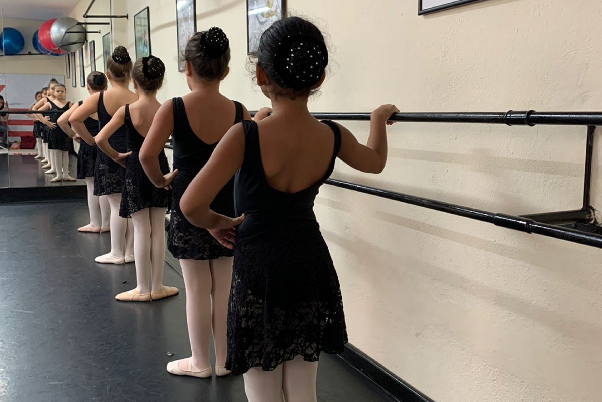 Departamento Artístico do Colégio Bahiense: meninas fazendo balé