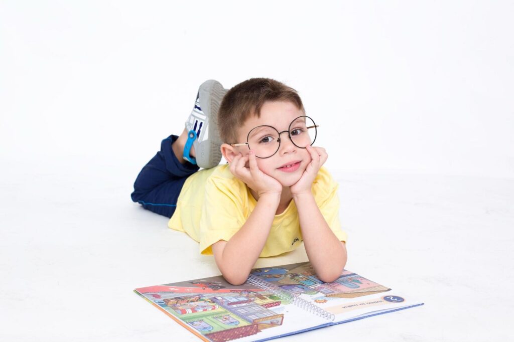 livros para crianças: menino feliz lendo livro