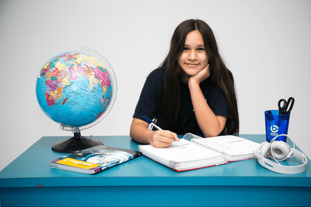 Jovem estudando e se preparando para o mercado de trabalho