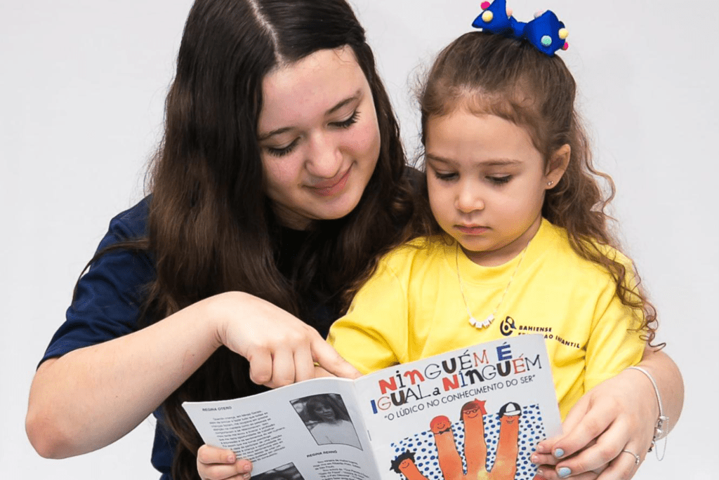Criança e adolescente lendo e aprendendo juntas