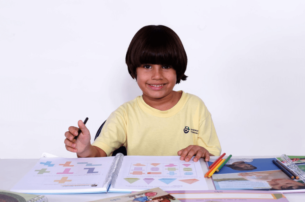 Aluno do Colégio Bahiense praticando arte na Educação Infantil