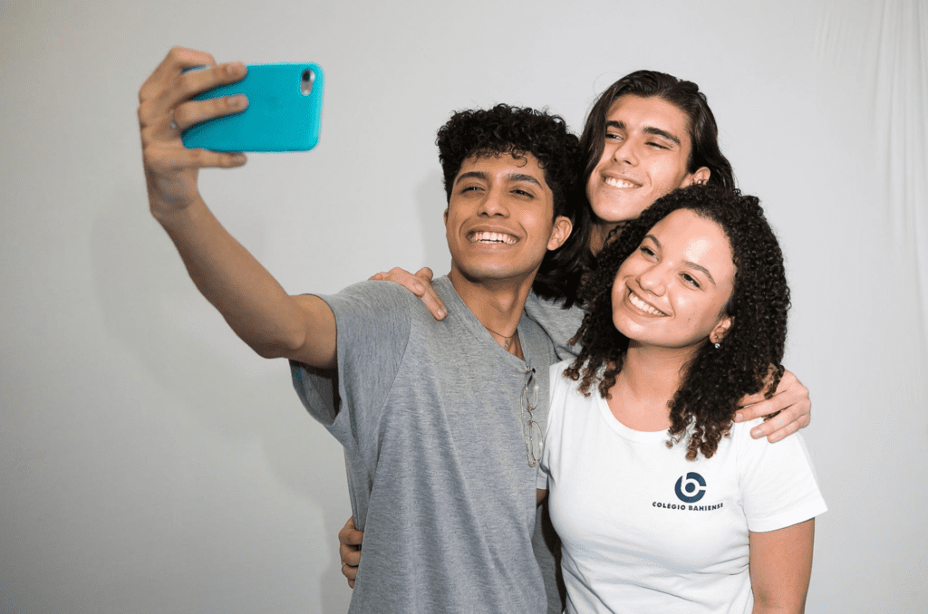 Três jovens do Colégio Bahiense posando para uma selfie
