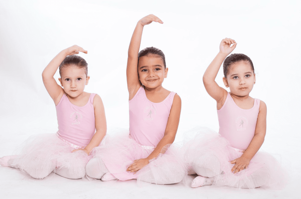 Alunas do Colégio Bahiense Campo Grande dançando ballet