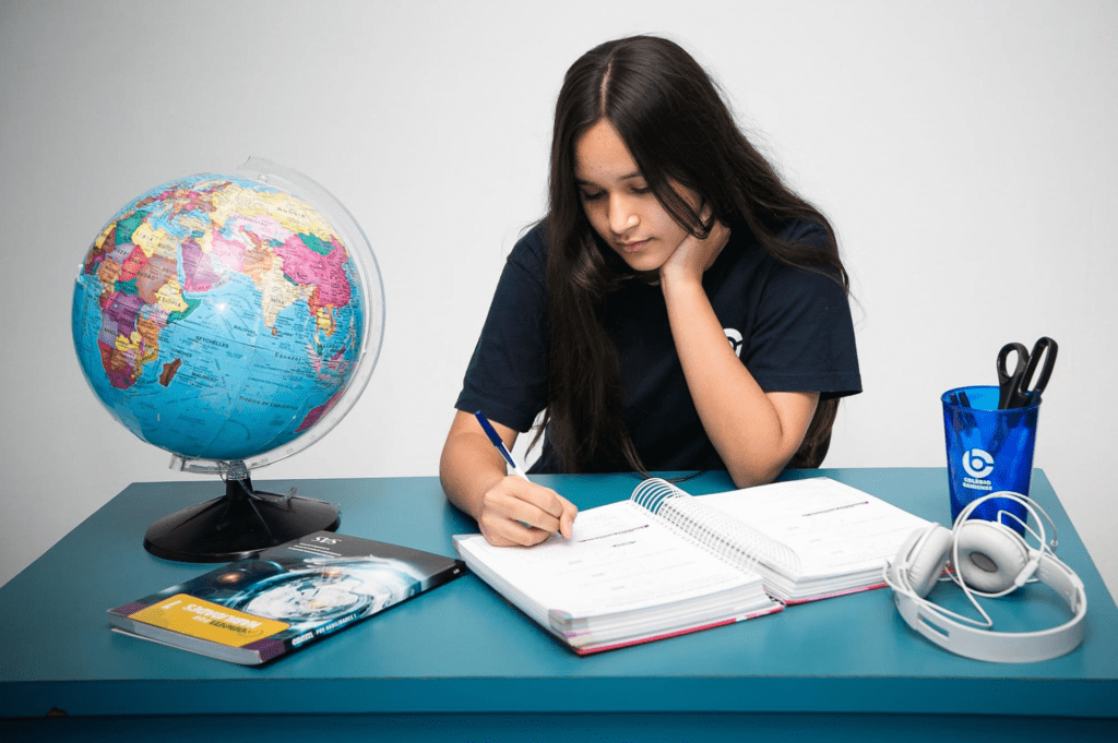 Aluna do Colégio Bahiense estudando para se dar bem no mercado de trabalho