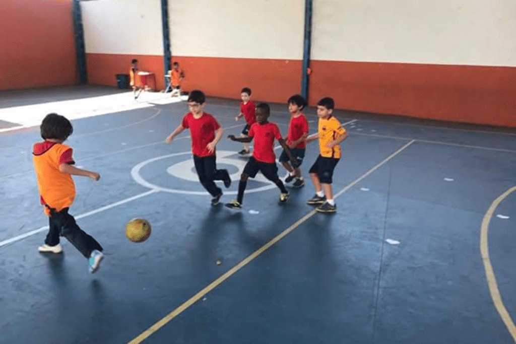 Alunos do Colégio Bahiense jogando futsal e praticando atividades físicas