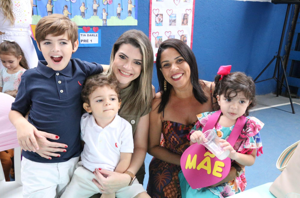 Mães e filhos representando a família e escola do Colégio Bahiense