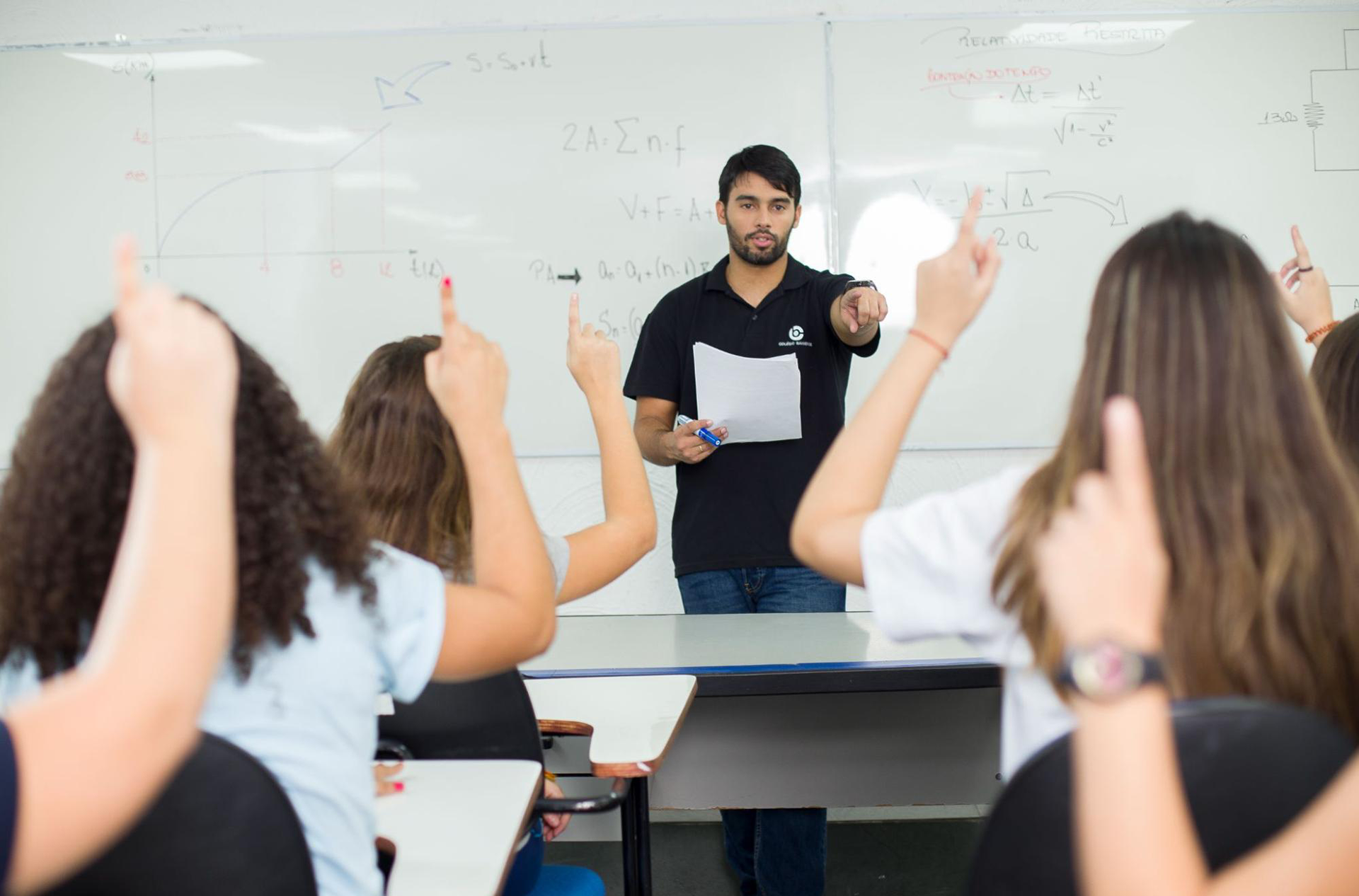 Professor do Colégio Bahiense passando lição de casa