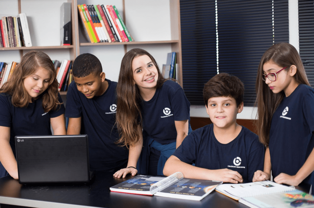 Alunos do Ensino Fundamental Anos Iniciais posando para foto