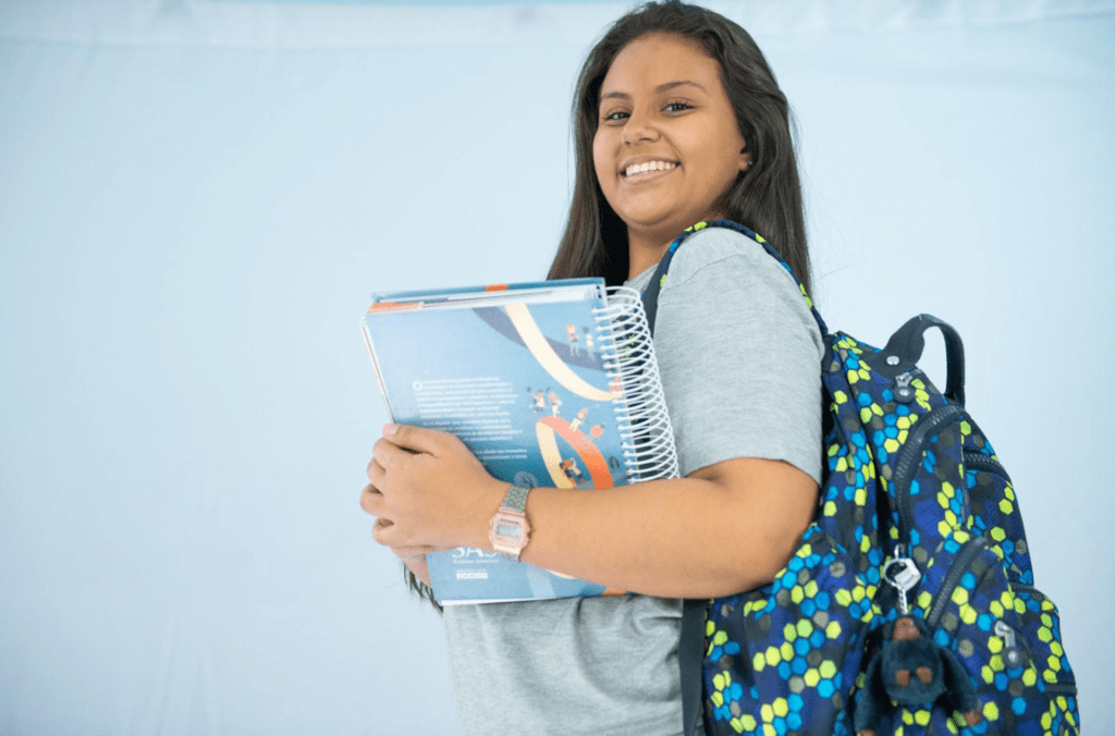 Aluna do Ensino Médio posando para foto