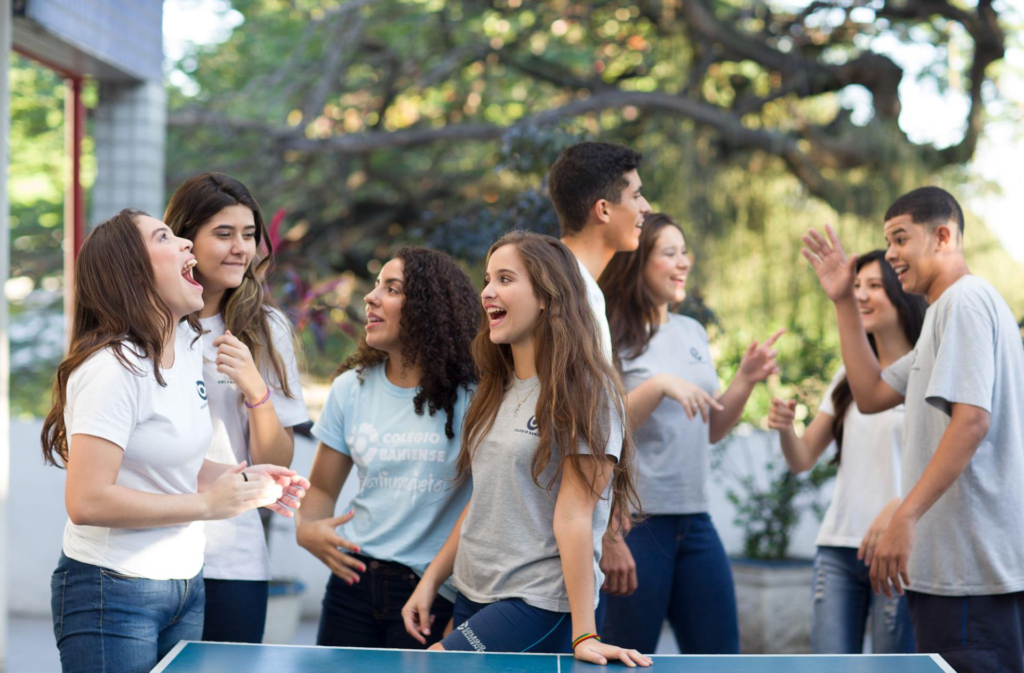 Alunos do Colégio Bahiense conversando sobre ansiedade em provas