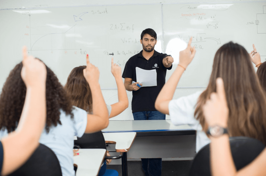 Professor do Colégio Bahiense em sala de aula falando sobre ansiedade em provas