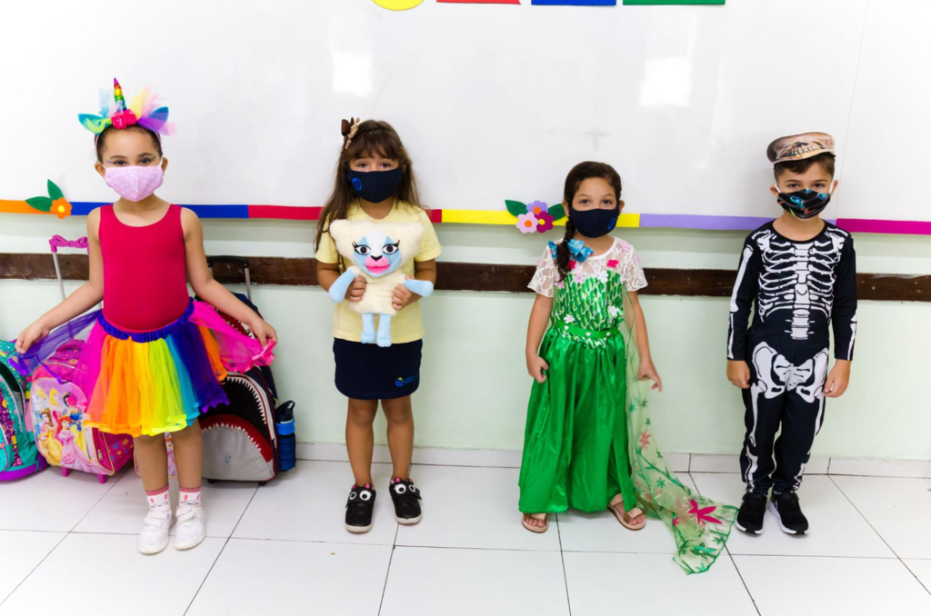 Alunos do Colégio Bahiense vestidos de fantasias para estimular a criatividade