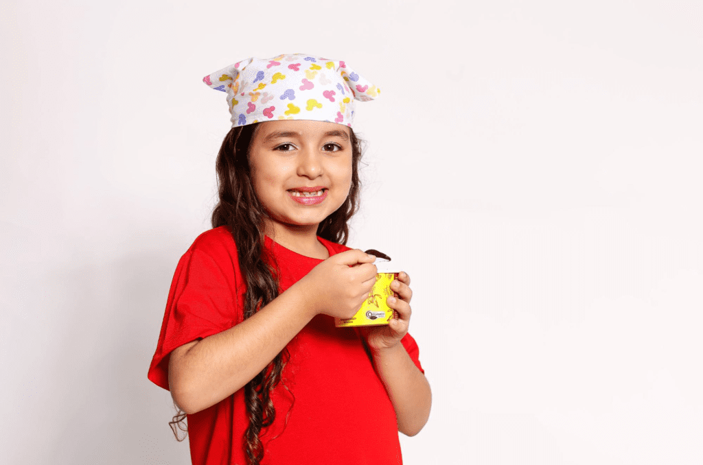 Criança comendo doce em lata