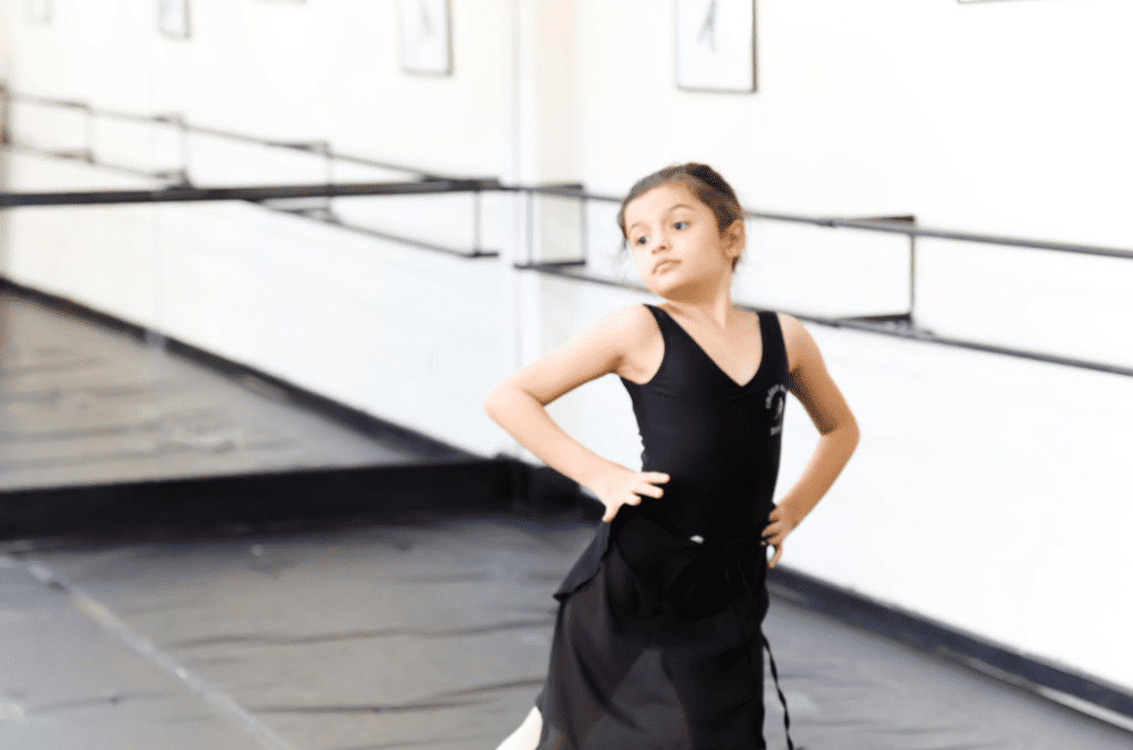 Criança dançando ballet e estimulando a psicomotricidade infantil