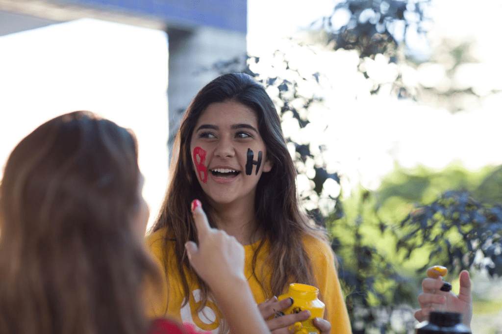 Alunas do Colégio Bahiense sorrindo alegres