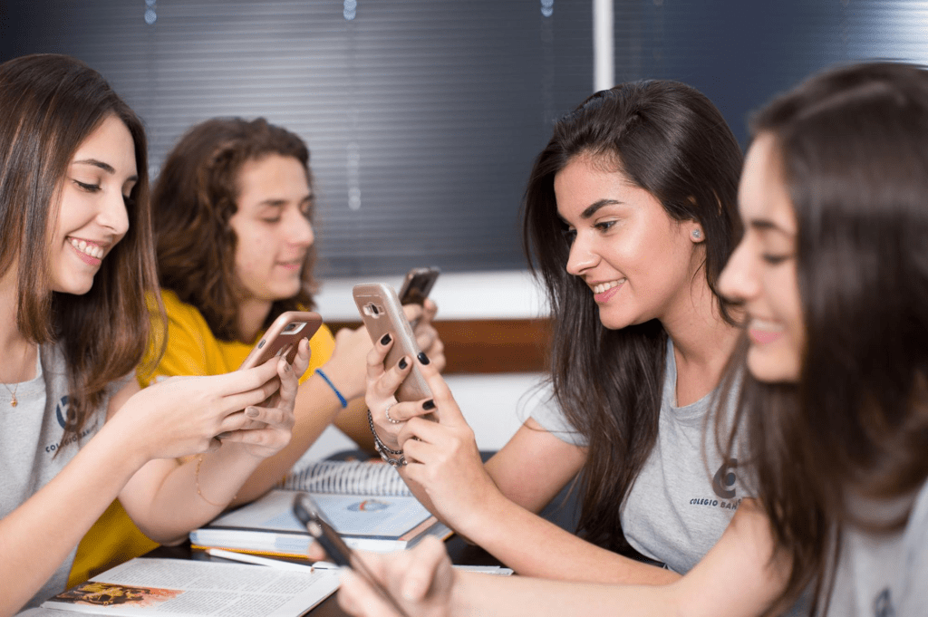 Estudantes reunidos para escolher uma carreira no celular