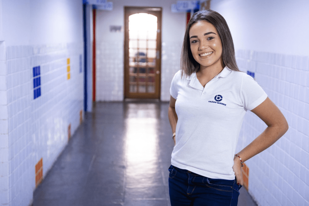 Estudante do Colégio Bahiense posando para foto