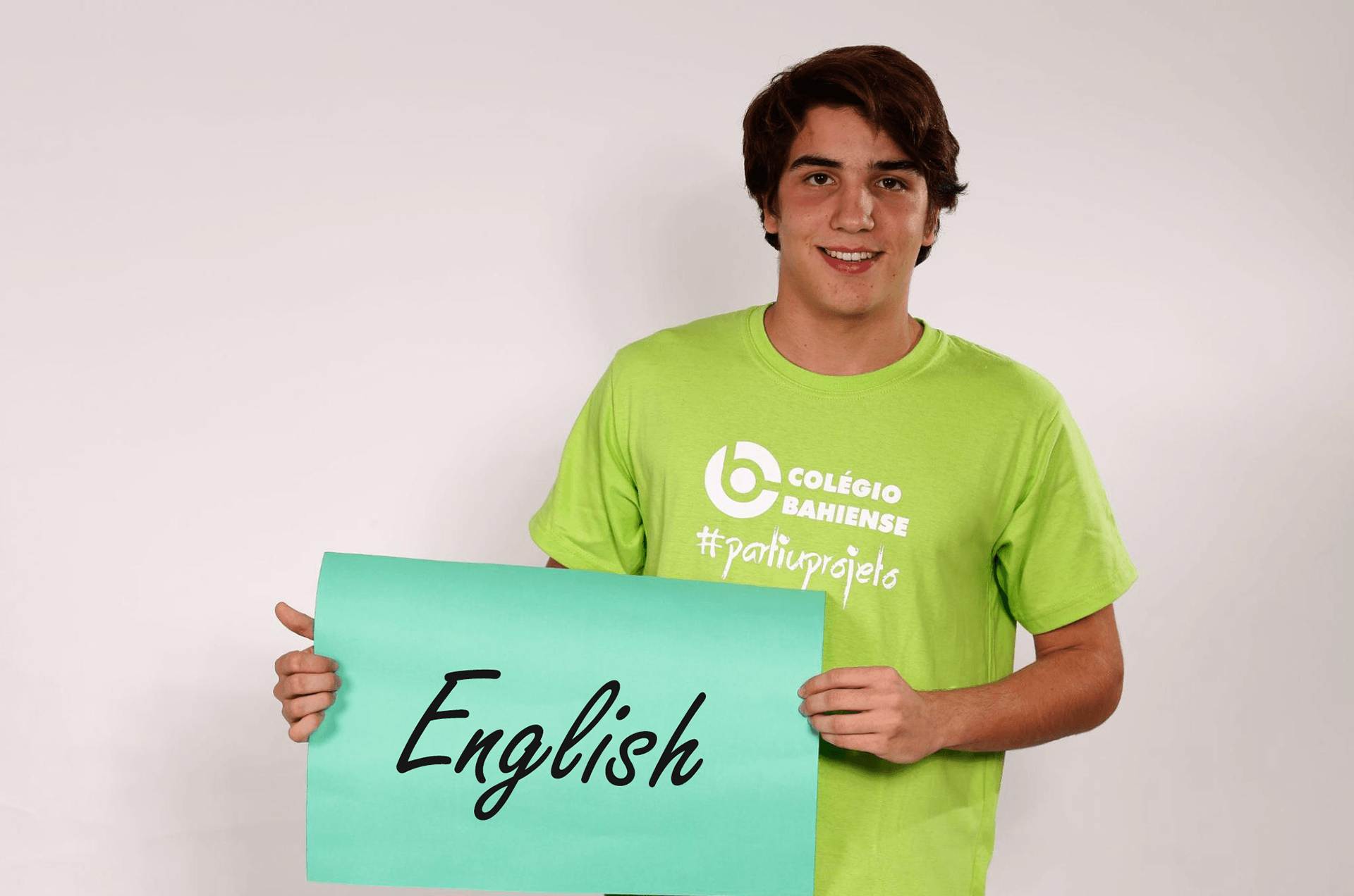 Jovem mostrando por que praticar inglês em casa