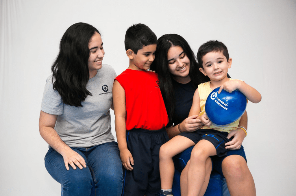 Alunos do Colégio Bahiense posando para foto