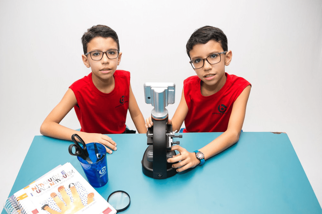 Estudantes usando tecnologia na infância