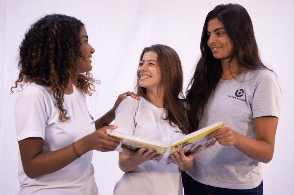 Três alunas do Colégio Bahiense juntos posando para foto