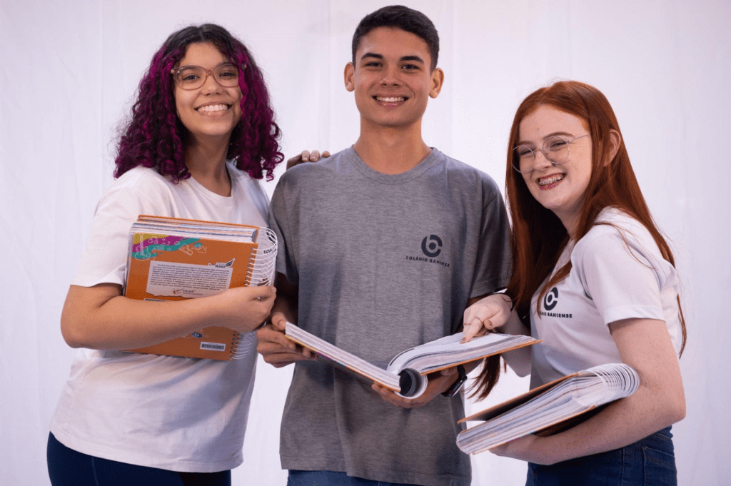 Três alunos do Colégio Bahiense juntos posando para foto