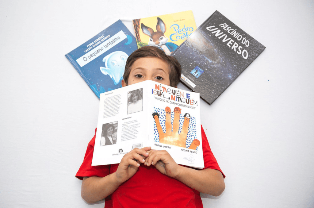 Aluno do Colégio Bahiense estimulando o vocabulário infantil com a leitura