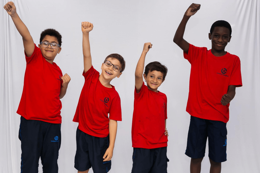 Alunos do Colégio Bahiense felizes representando a amizade na infância