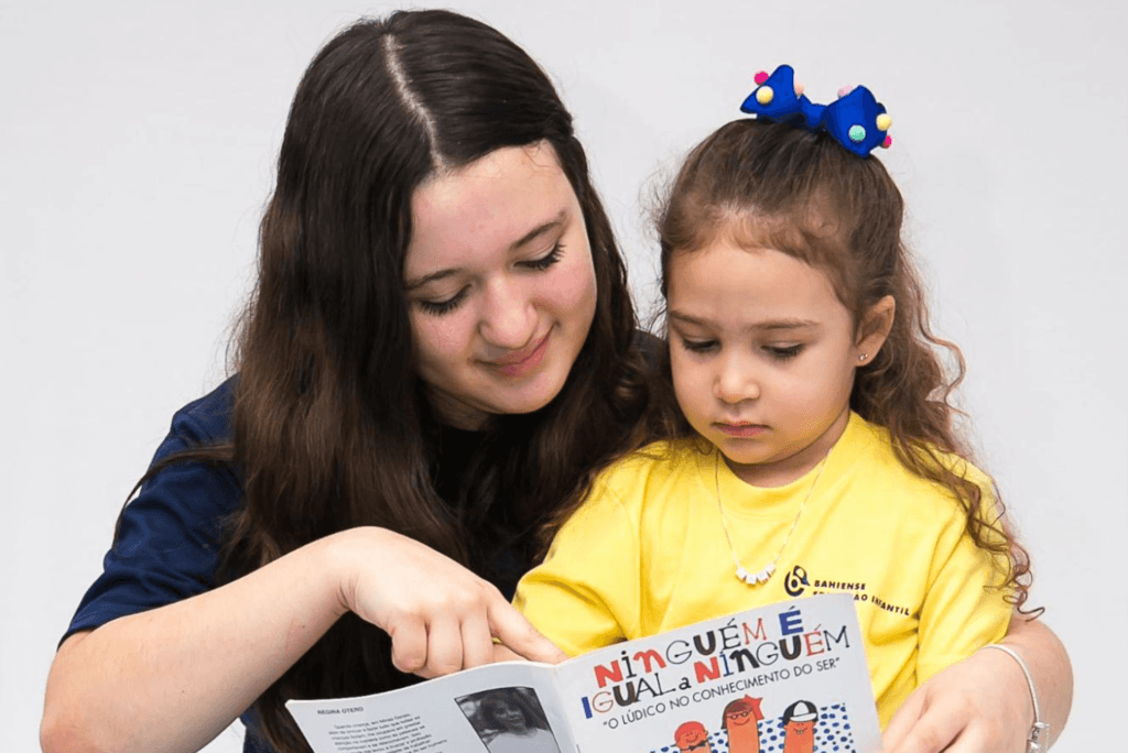 Adolescente lendo história para criança mais nova