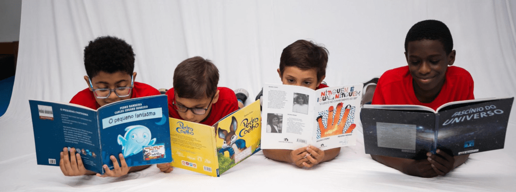 Quatro estudantes do Colégio Bahiense lendo livros