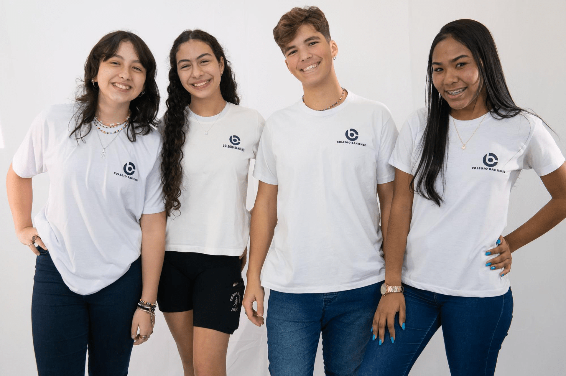 Alunos do adolescentes do Colégio Bahiense que vão fazer faculdade posando para foto