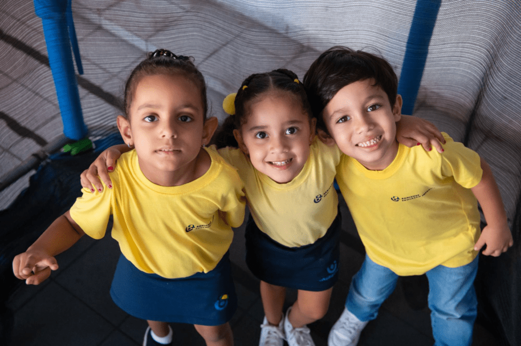 Alunos do programa bilíngue do Colégio Bahiense posando para foto