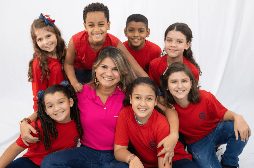 Alunos e professora do Colégio Bahiense posando para foto