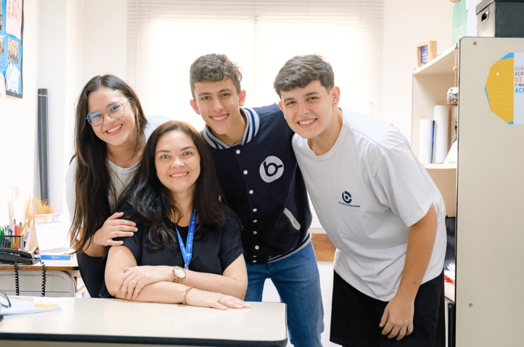 Alunos do Bahiense na escola certa posando para foto com professora